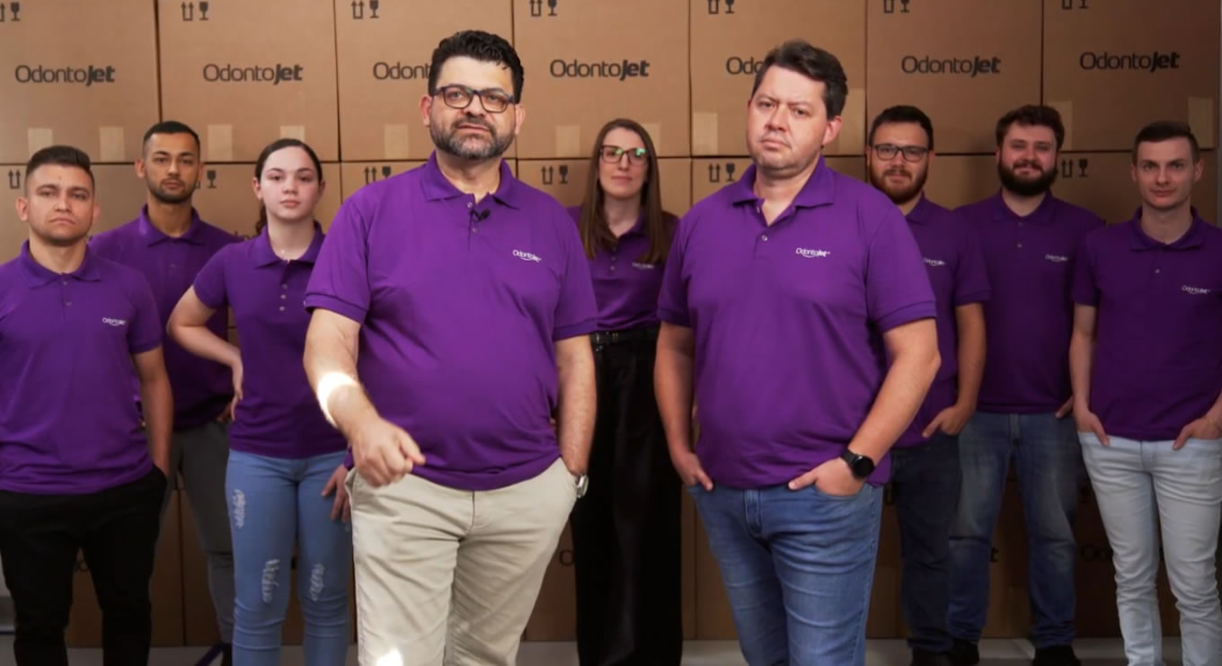 Equipe Odontojet em frente às caixas de produção